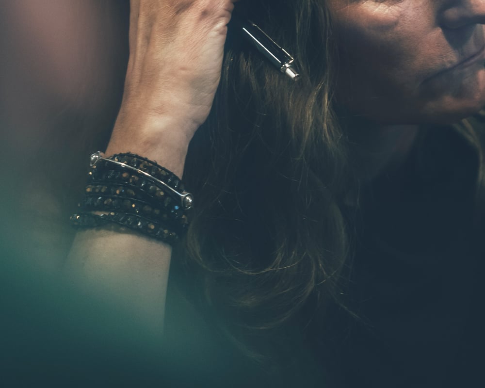 kvinna-med-armband